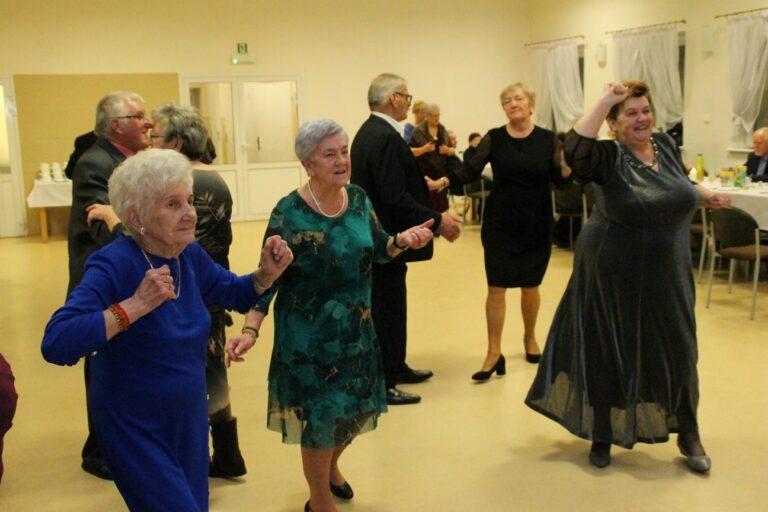 Zabawa andrzejkowa dla „młodzieży seniorów” w Zdunach