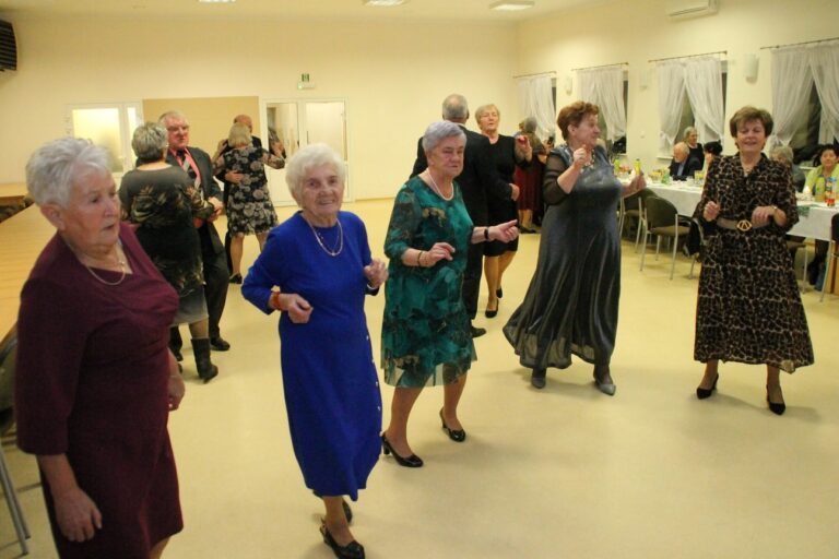 Zabawa andrzejkowa dla „młodzieży seniorów” w Zdunach