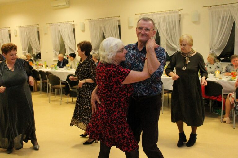 Zabawa andrzejkowa dla „młodzieży seniorów” w Zdunach