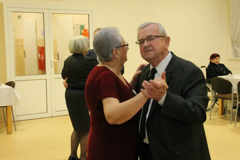 Zabawa andrzejkowa dla „młodzieży seniorów” w Zdunach