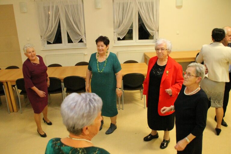 Zabawa andrzejkowa dla „młodzieży seniorów” w Zdunach