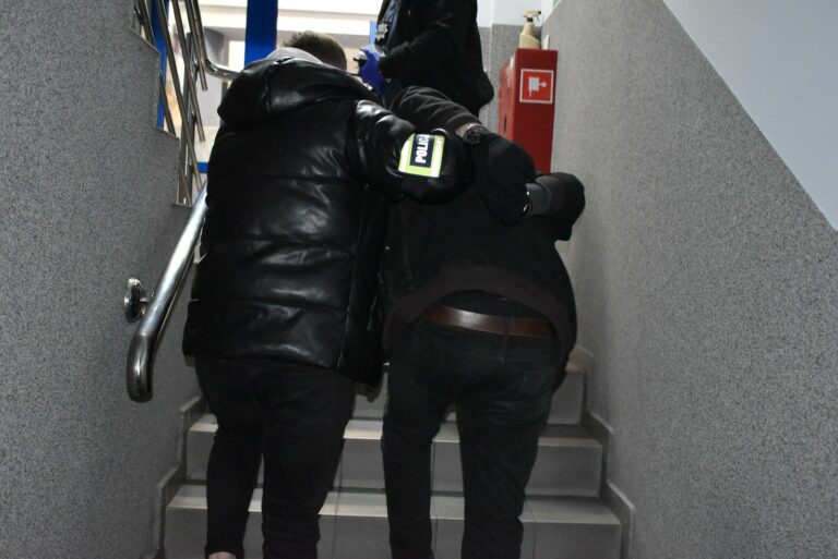 Dwóch Gruzinów okradło dom jednorodzinny. Policja ujęła sprawców, a o ich losie zdecyduje sąd