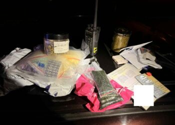 Ponad kilogram narkotyków w Hondzie. Dwaj mężczyźni zatrzymani przez policję w Zdunach