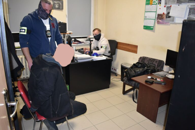 Dwóch Gruzinów okradło dom jednorodzinny. Policja ujęła sprawców, a o ich losie zdecyduje sąd