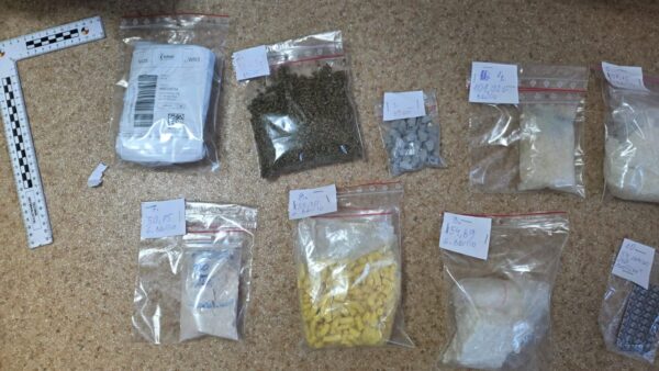 Ponad kilogram narkotyków w Hondzie. Dwaj mężczyźni zatrzymani przez policję w Zdunach