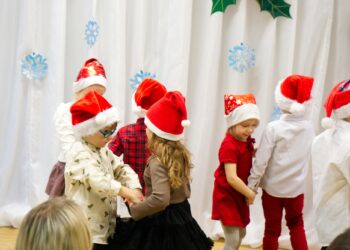Przedszkolaki z „Motylków” z kolędami w milickim stowarzyszeniu