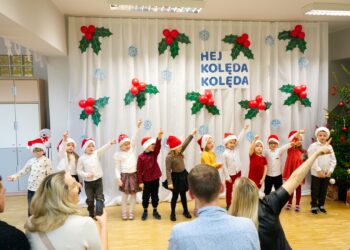 Przedszkolaki z „Motylków” z kolędami w milickim stowarzyszeniu