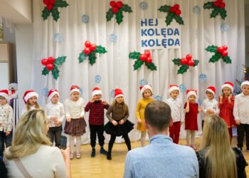 Przedszkolaki z „Motylków” z kolędami w milickim stowarzyszeniu