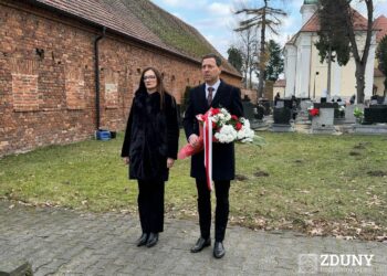 Wiązanki na mogiłach powstańczych w Zdunach i Baszkowie