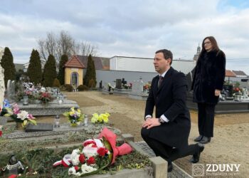 Wiązanki na mogiłach powstańczych w Zdunach i Baszkowie