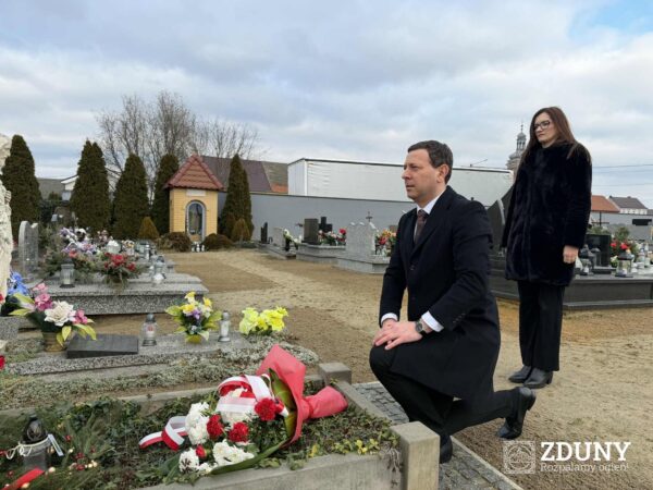 Wiązanki na mogiłach powstańczych w Zdunach i Baszkowie