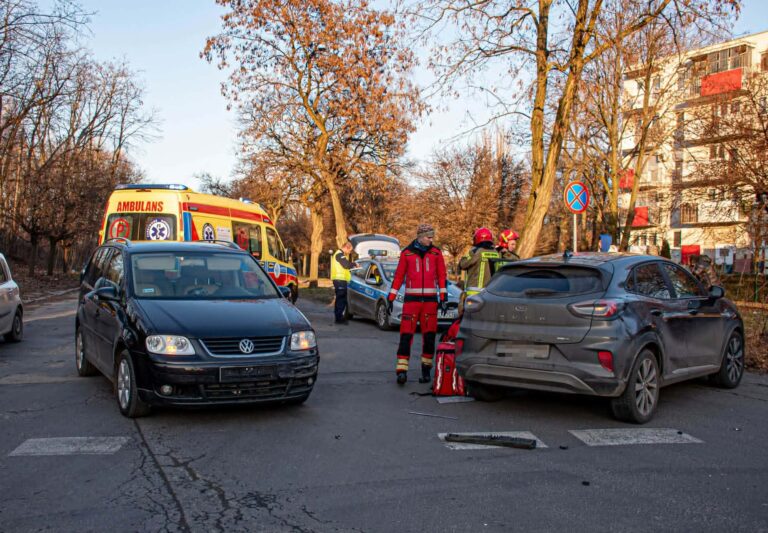 Zderzenie na ruchliwym skrzyżowaniu w Krotoszynie. Na miejscu lądował śmigłowiec LPR. 18-latek ukarany wysokim mandatem