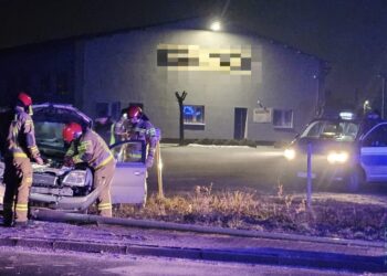 Uderzył samochodem w znak i uciekł. Miał ponad 2,1 promila alkoholu. Tłumaczył, że spożywał dopiero po zdarzeniu