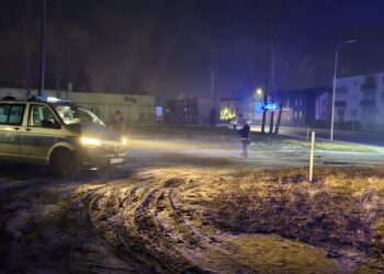 Uderzył samochodem w znak i uciekł. Miał ponad 2,1 promila alkoholu. Tłumaczył, że spożywał dopiero po zdarzeniu