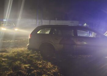 Uderzył samochodem w znak i uciekł. Miał ponad 2,1 promila alkoholu. Tłumaczył, że spożywał dopiero po zdarzeniu