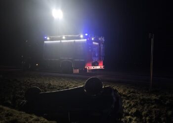 Nocne dachowanie na krajówce. Dwie osoby trafiły do szpitala