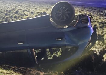 Nocne dachowanie na krajówce. Dwie osoby trafiły do szpitala