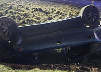 Nocne dachowanie na krajówce. Dwie osoby trafiły do szpitala