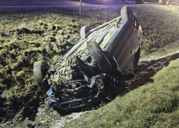 Nocne dachowanie na krajówce. Dwie osoby trafiły do szpitala