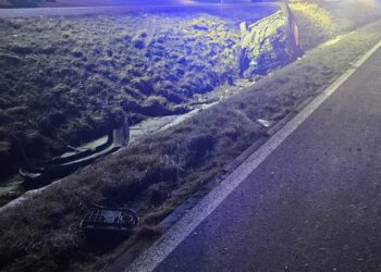 Nocne dachowanie na krajówce. Dwie osoby trafiły do szpitala