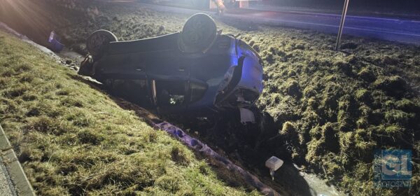 Nocne dachowanie na krajówce. Dwie osoby trafiły do szpitala Nocne dachowanie na krajówce. Dwie osoby trafiły do szpitala