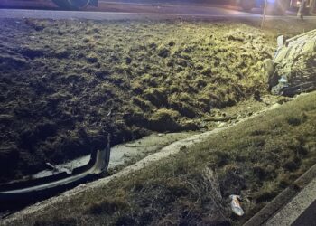 Nocne dachowanie na krajówce. Dwie osoby trafiły do szpitala