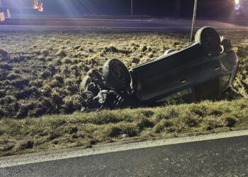 Nocne dachowanie na krajówce. Dwie osoby trafiły do szpitala