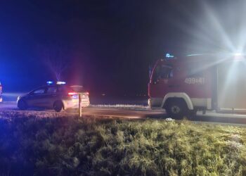 Nocne dachowanie na krajówce. Dwie osoby trafiły do szpitala