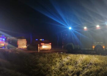 Nocne dachowanie na krajówce. Dwie osoby trafiły do szpitala