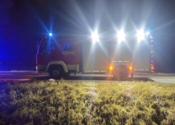 Nocne dachowanie na krajówce. Dwie osoby trafiły do szpitala