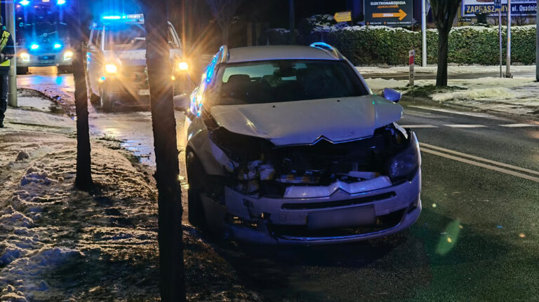 Ucieczka po kolizji na krajówce. Kierowca miał zakazy i „kryształ” w aucie