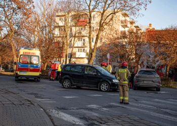 Zderzenie na ruchliwym skrzyżowaniu w Krotoszynie. Na miejscu lądował śmigłowiec LPR. 18-latek ukarany wysokim mandatem