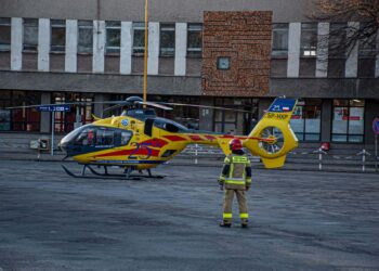 Zderzenie na ruchliwym skrzyżowaniu w Krotoszynie. Na miejscu lądował śmigłowiec LPR. 18-latek ukarany wysokim mandatem