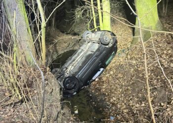 Ucieczka w gminie Krośnice zakończona dachowaniem. Dwóch mężczyzn trafiło do szpitala