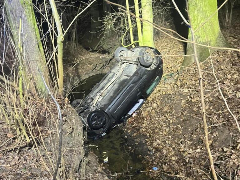 Ucieczka w gminie Krośnice zakończona dachowaniem. Dwóch mężczyzn trafiło do szpitala