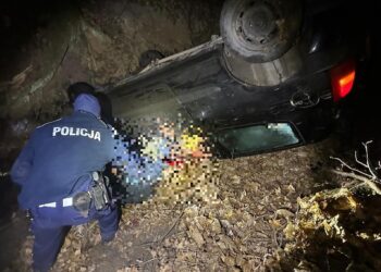 Ucieczka w gminie Krośnice zakończona dachowaniem. Dwóch mężczyzn trafiło do szpitala