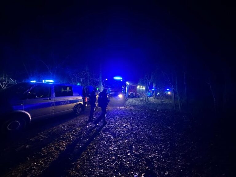 Ucieczka w gminie Krośnice zakończona dachowaniem. Dwóch mężczyzn trafiło do szpitala