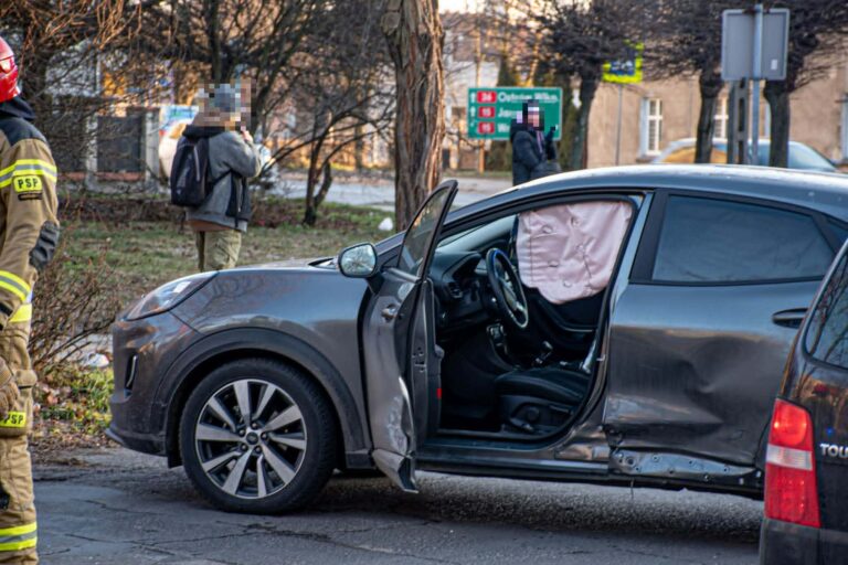 Zderzenie na ruchliwym skrzyżowaniu w Krotoszynie. Na miejscu lądował śmigłowiec LPR. 18-latek ukarany wysokim mandatem