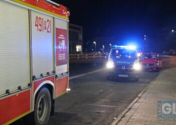 Zderzenie dwóch osobówek na krajówce. 91-latek wykonał nieprawidłowy manewr