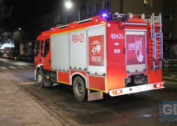 Zderzenie dwóch osobówek na krajówce. 91-latek wykonał nieprawidłowy manewr