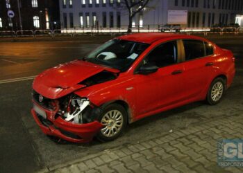 Zderzenie dwóch osobówek na krajówce. 91-latek wykonał nieprawidłowy manewr