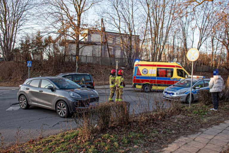 Zderzenie na ruchliwym skrzyżowaniu w Krotoszynie. Na miejscu lądował śmigłowiec LPR. 18-latek ukarany wysokim mandatem