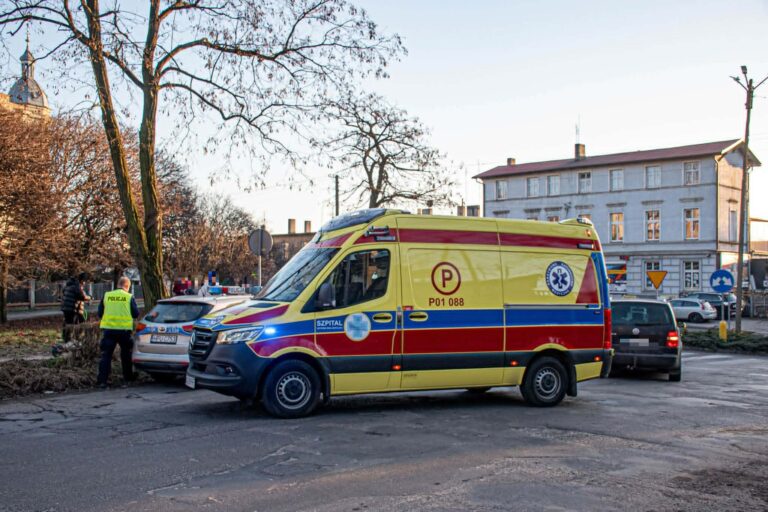 Zderzenie na ruchliwym skrzyżowaniu w Krotoszynie. Na miejscu lądował śmigłowiec LPR. 18-latek ukarany wysokim mandatem