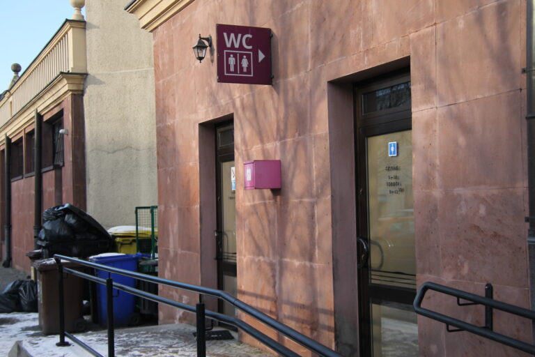 Zamknięte toalety w krotoszyńskim ratuszu wywołały burzę w internecie. Co będzie dalej?