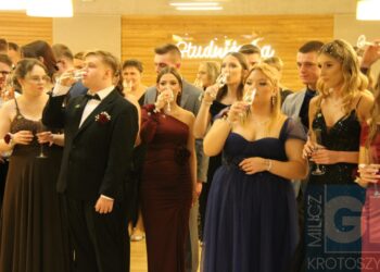 Studniówka ZSP w Koźminie Wlkp. Poloneza czas zacząć!