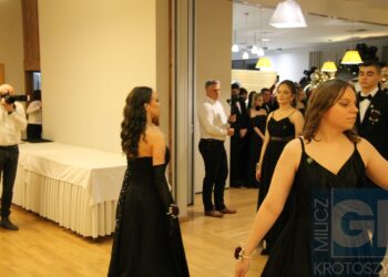 Studniówka ZSP w Koźminie Wlkp. Poloneza czas zacząć!