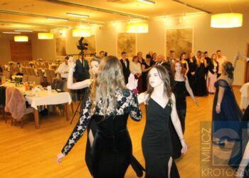 Studniówka ZSP w Koźminie Wlkp. Poloneza czas zacząć!