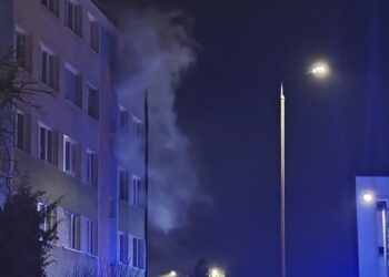 Pożar w bloku na os. Sikorskiego. Ewakuowano 23 osoby, 1 trafiła do szpitala