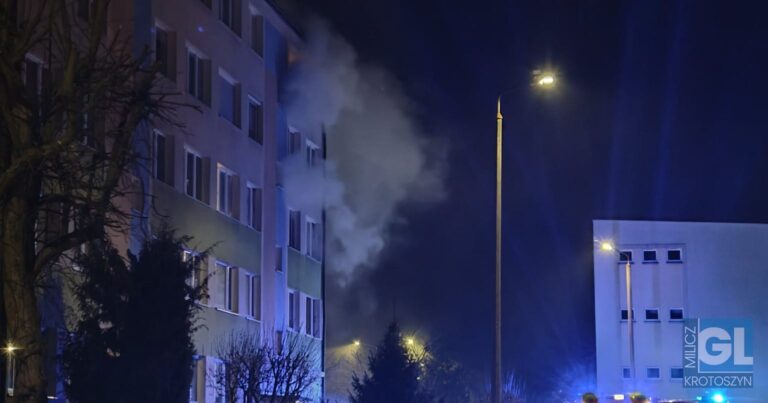 Pożar w bloku na os. Sikorskiego. Ewakuowano 23 osoby, 1 trafiła do szpitala