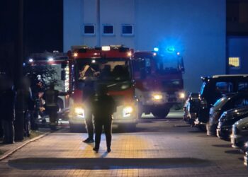 Pożar w bloku na os. Sikorskiego. Ewakuowano 23 osoby, 1 trafiła do szpitala
